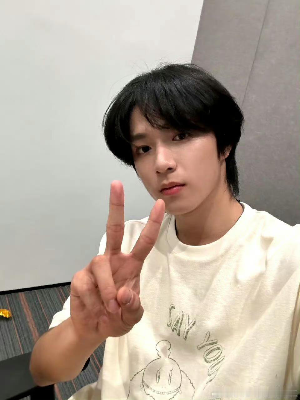 刘耀文19岁比耶自拍，剪刀手✌️超可爱！生日快乐🎂🎊🎈#刘耀文19岁比耶自