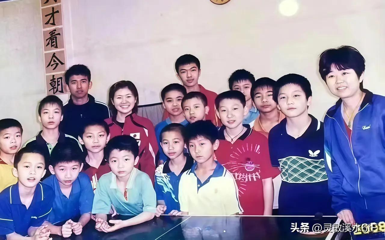 2008年，乒乓桌上的小小少年。
一转眼，17个春秋匆匆而过。
当年那个站在角落