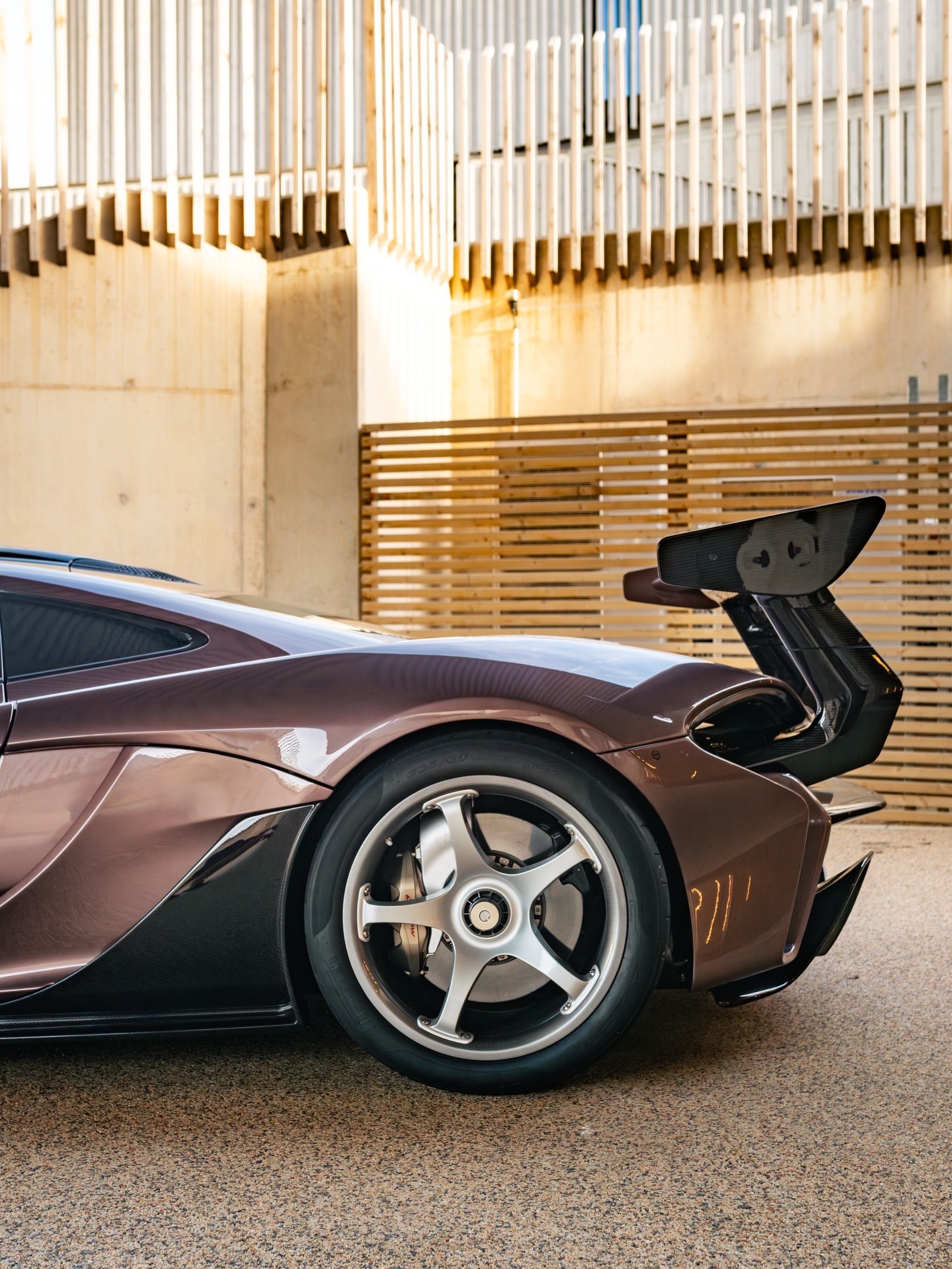 McLaren P1 HDK 016，以Creighton Brown色调呈现，