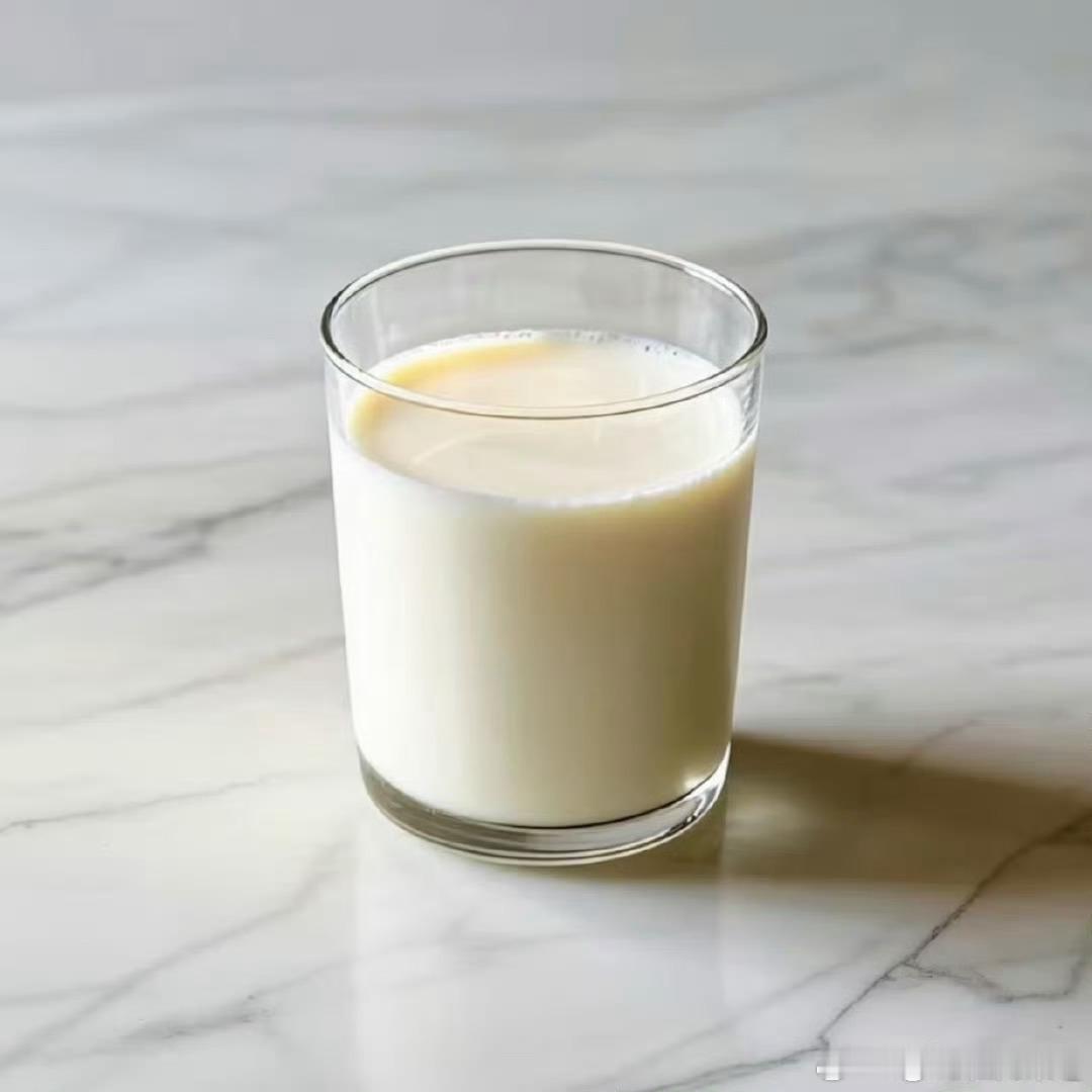 李胜利教授回应国产奶超欧盟标准 现在生活条件好了，不管是老人还是小孩，每天一杯奶