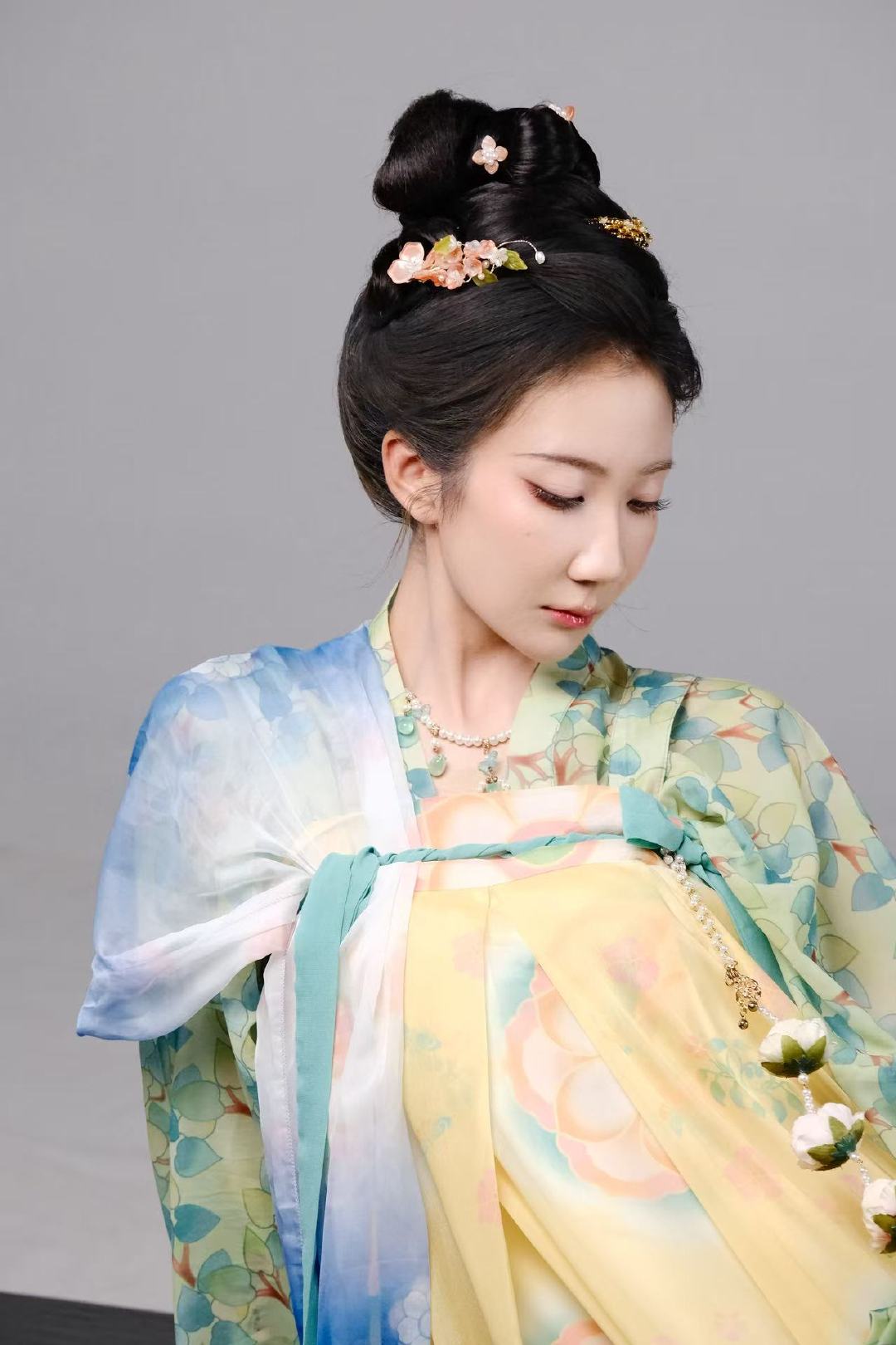 乃万送给家乡西安的歌 在乃万的《永宁》中，西安的每一个细节都成了歌词中的风景。她