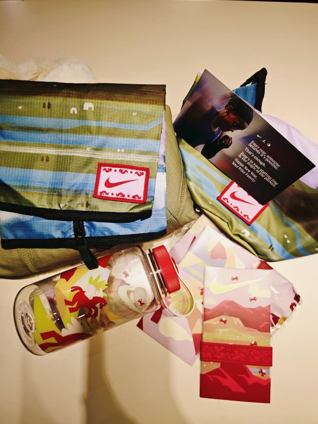 收到了Nike的马年礼物，暖暖的，很贴心虽然冒泡次数减少，但被记挂的感觉满是温暖