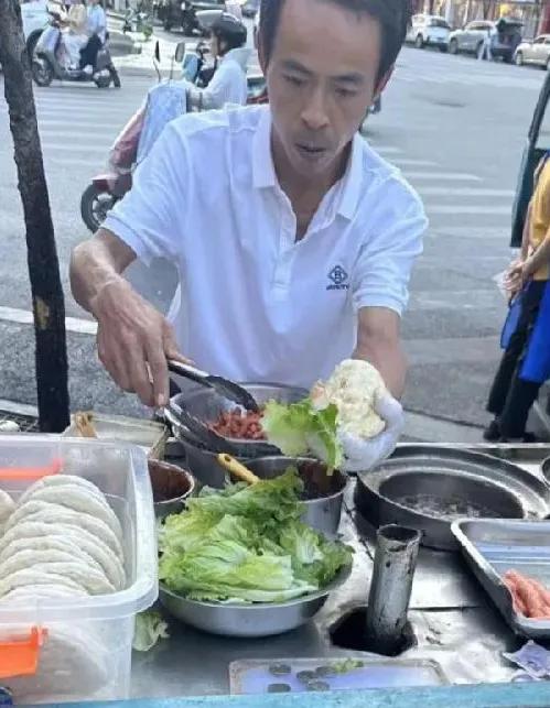 鸡排哥，不只卖鸡排，当地网友透露，早年还卖过肉夹馍、里脊肉饼、羊肉串、千层饼，而