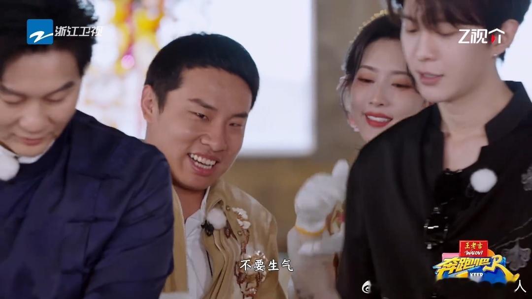 孟子义这波抓鳗鱼，把“反差感”玩到了极致。开始还装温柔，真上手了直接面无表情开干