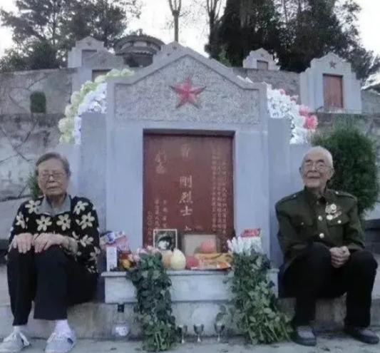 泪目了！2022年，两位老人感觉去日无多，趁有生之年千里迢迢来到儿子的墓前，他们