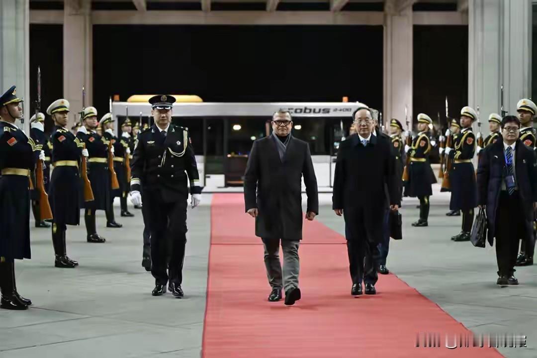 终于来了，芬兰总理抵达北京，落地下说了2句话，特朗普怕啥来啥