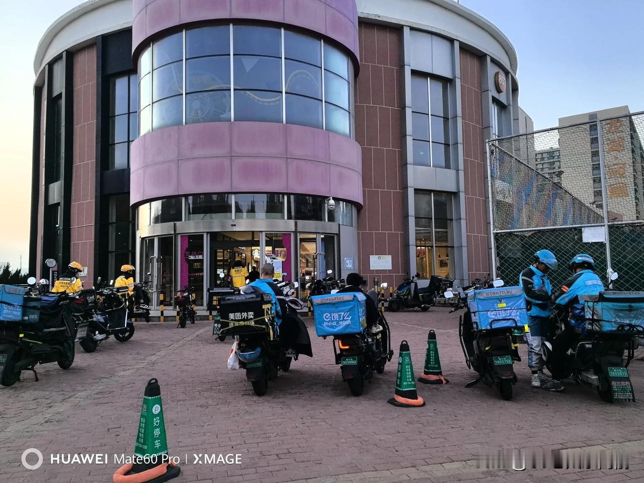 青岛合肥路永旺商场北门，是送餐的快递小哥经常聚集的地方，节假日更是他们最忙碌的时
