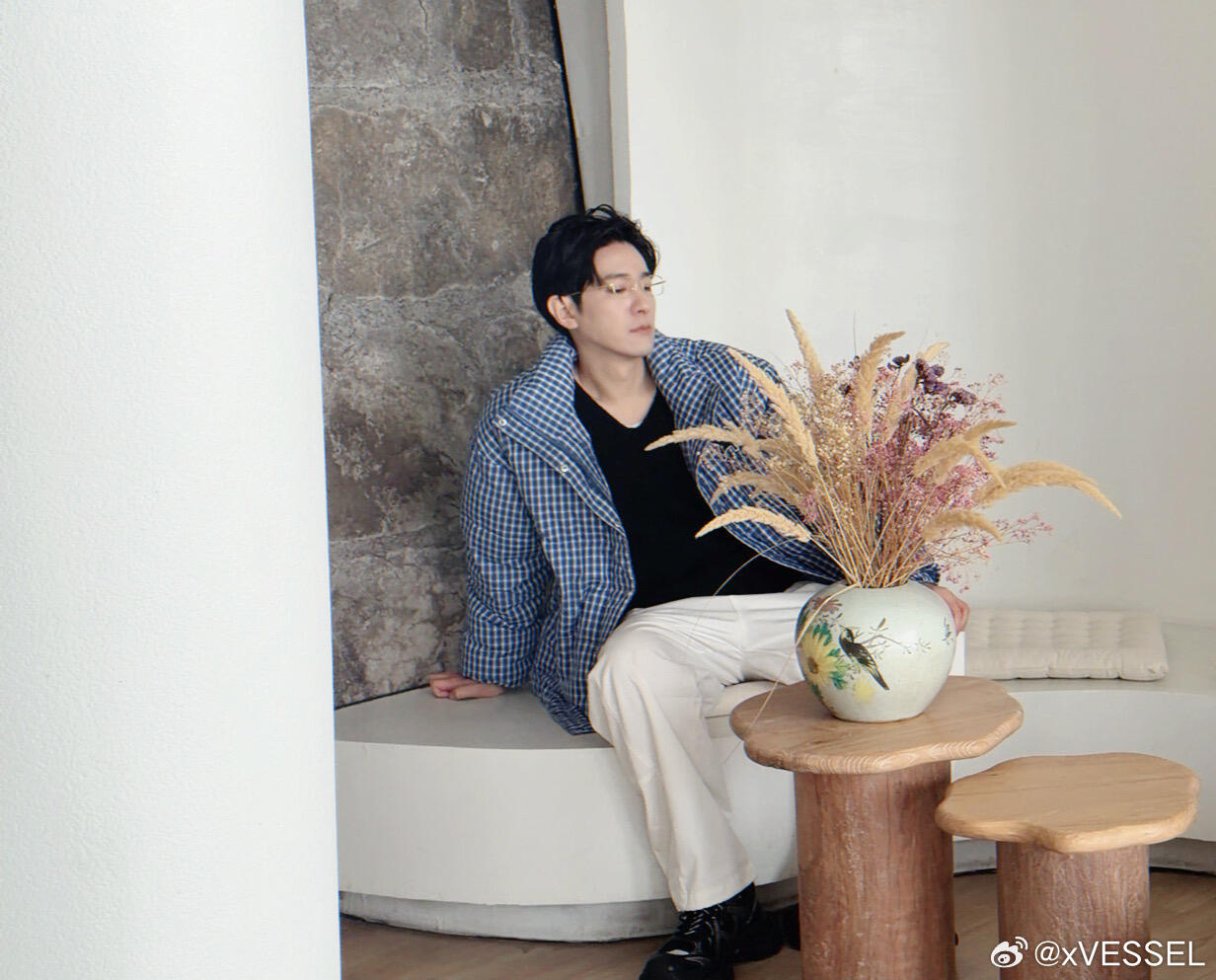 在po文中：上脚【xVESSEL 涟漪】这抹色泽是深邃的法则，将夜的浓度与冷感融