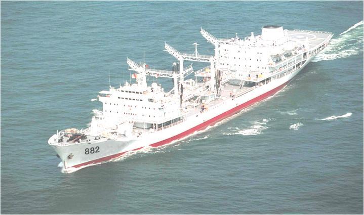 鄱阳湖号补给舰，将一生都奉献给了海防事业，值得我们致以崇高敬意！这艘补给舰服役超