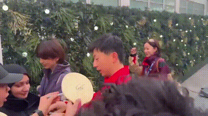 马龙被球迷围住，
夏露和姚彦、许昕自顾自地先跑了。
不得不说，夏露是个很会经营自