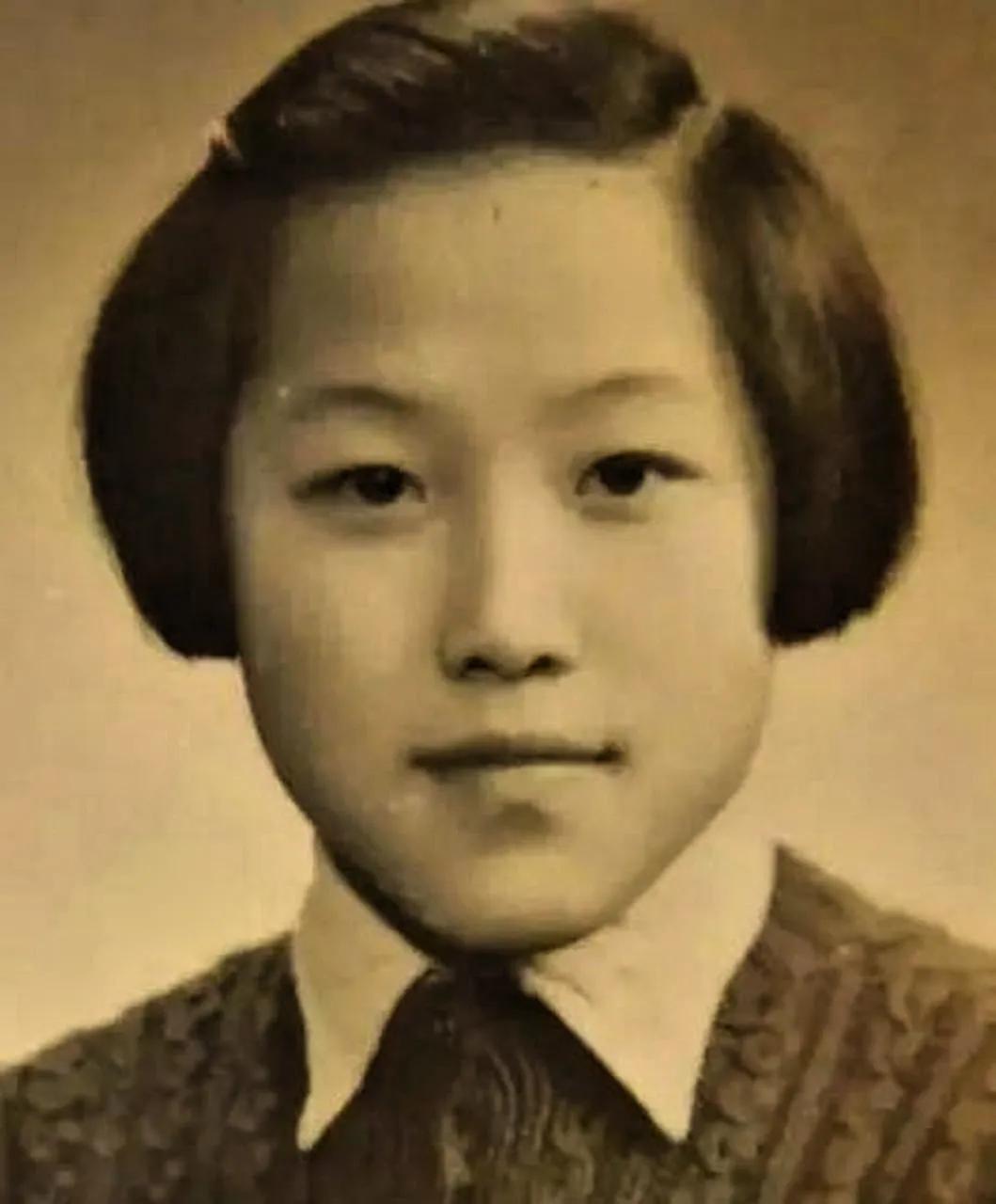 [微风]1979年，一老农民做完农活回到家，却看到年轻的妻子正收拾东西。桌上还放