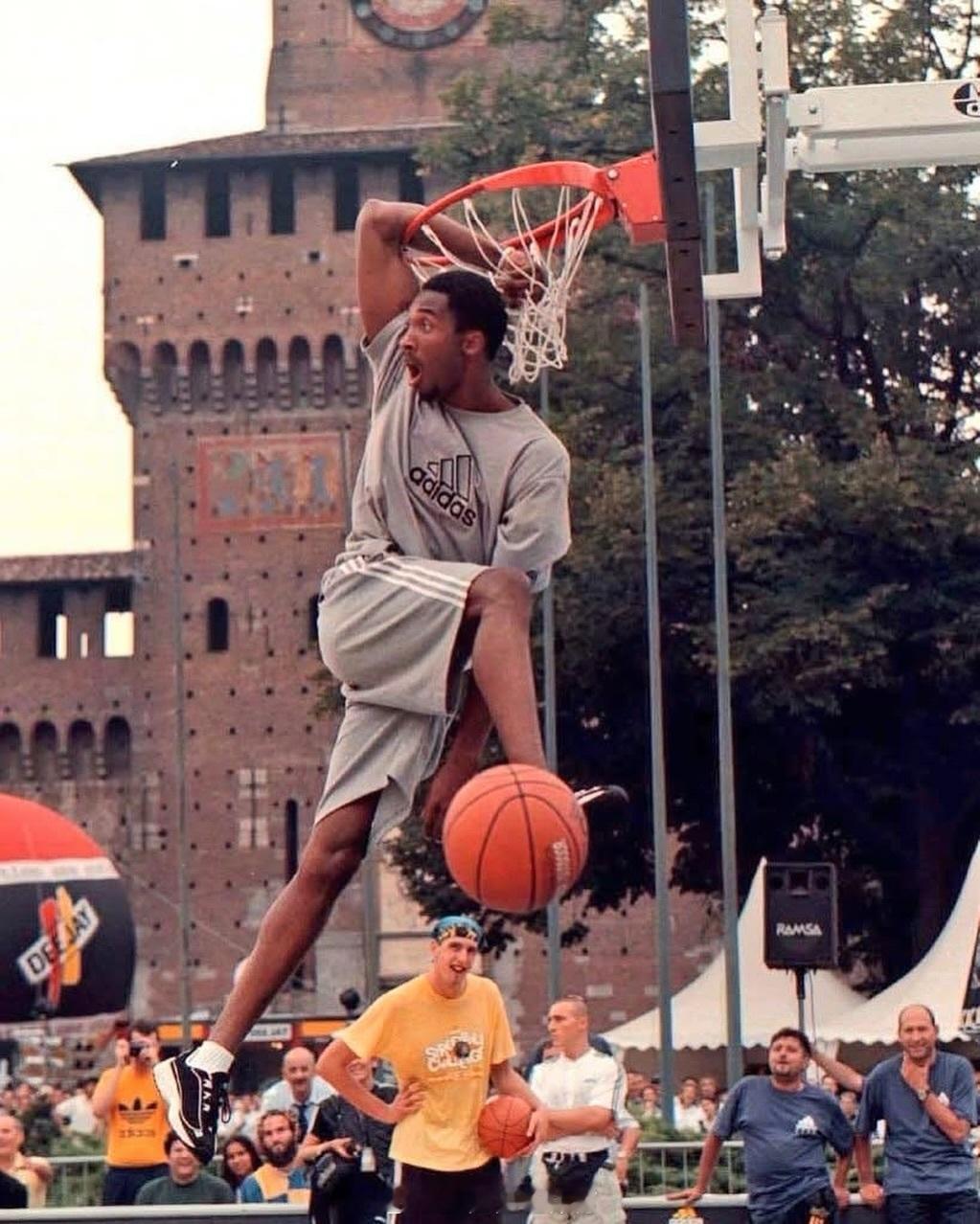 科比·布莱恩特在1997年阿迪达斯街头篮球挑战赛上的一次扣篮！原来卡特的挂框扣篮