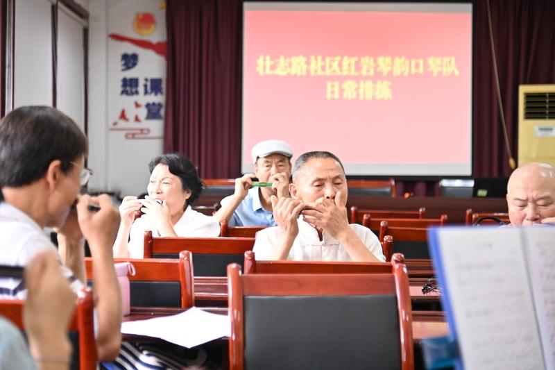 50岁想学一件乐器,口琴怎么样? 50岁学口琴挺不错的。口琴小巧便携，揣兜里就能