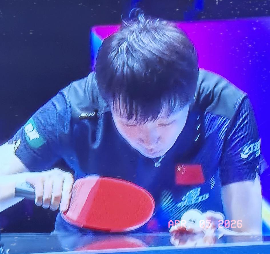 第4局，开局双方缠斗激烈，难解难分，王曼昱7-6叫暂停，归来后连拿4分，11-6