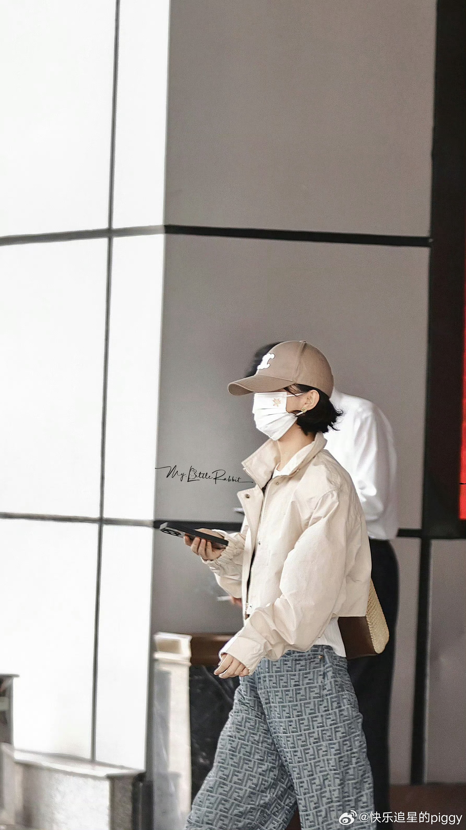 #赵丽颖短发进组# 哦吼哦吼～颖宝事业心稳稳地很安心[打call]还能见到久违的