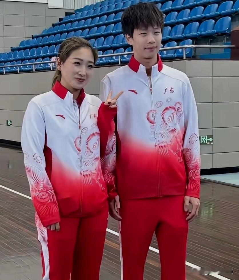 赛场上他俩双打，是强强联手。
生活中他俩同框，是帅美组合。
你能选出第二对吗？