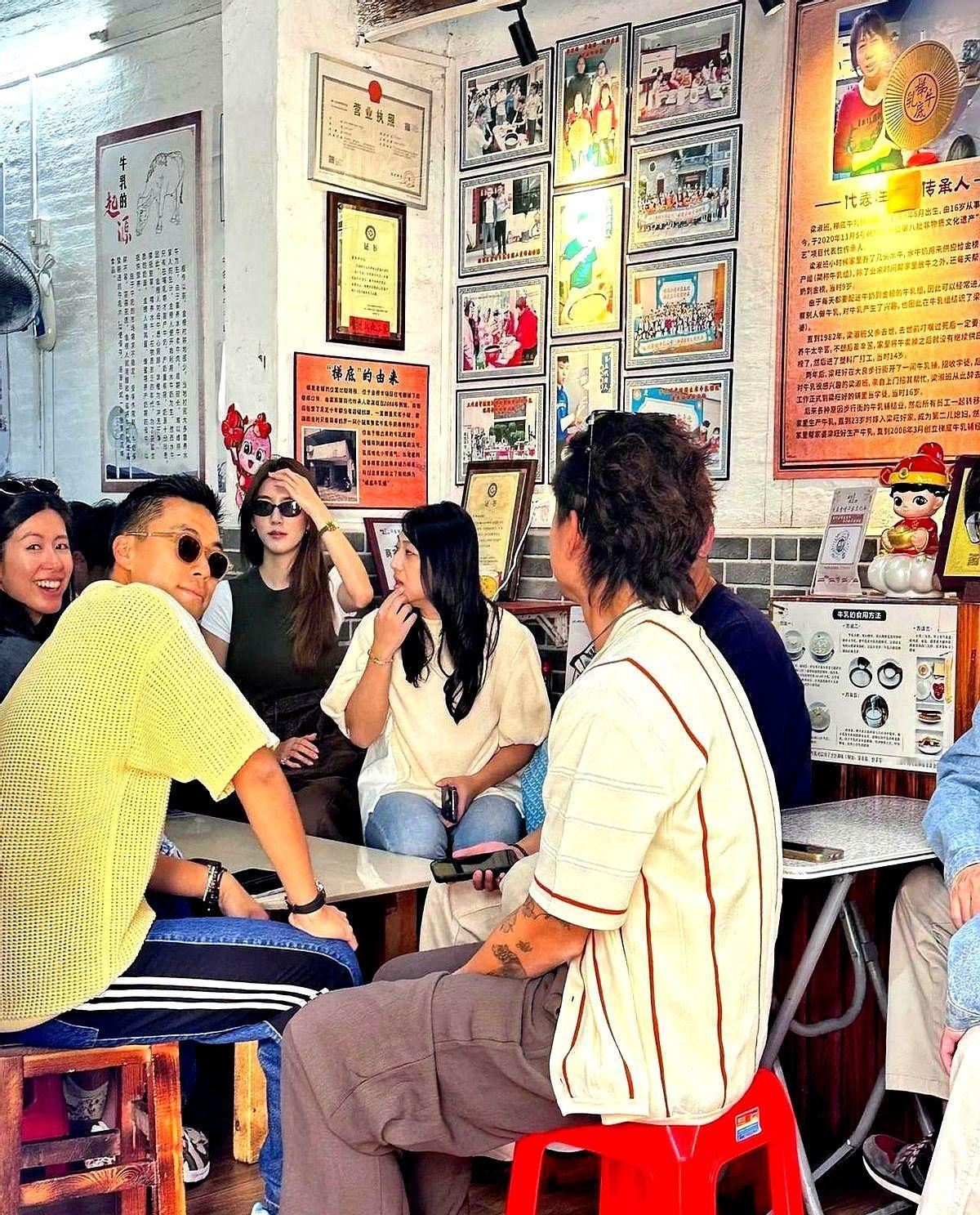 30岁不结婚，她把钱和快乐一起挣了。

吴千语被拍到和施伯雄戴同款手链，同一天她