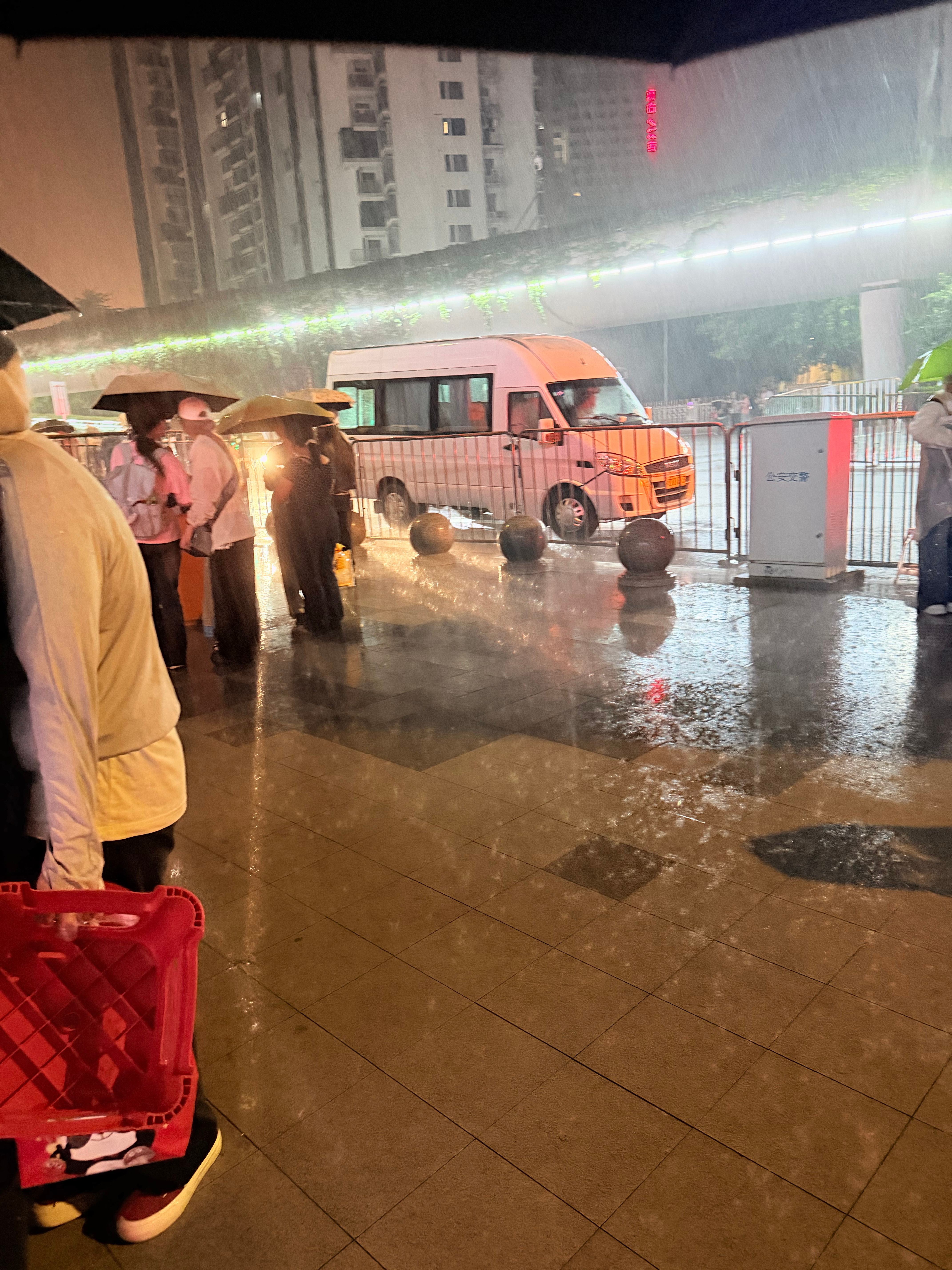 晴天娃娃 一走就下大雨了