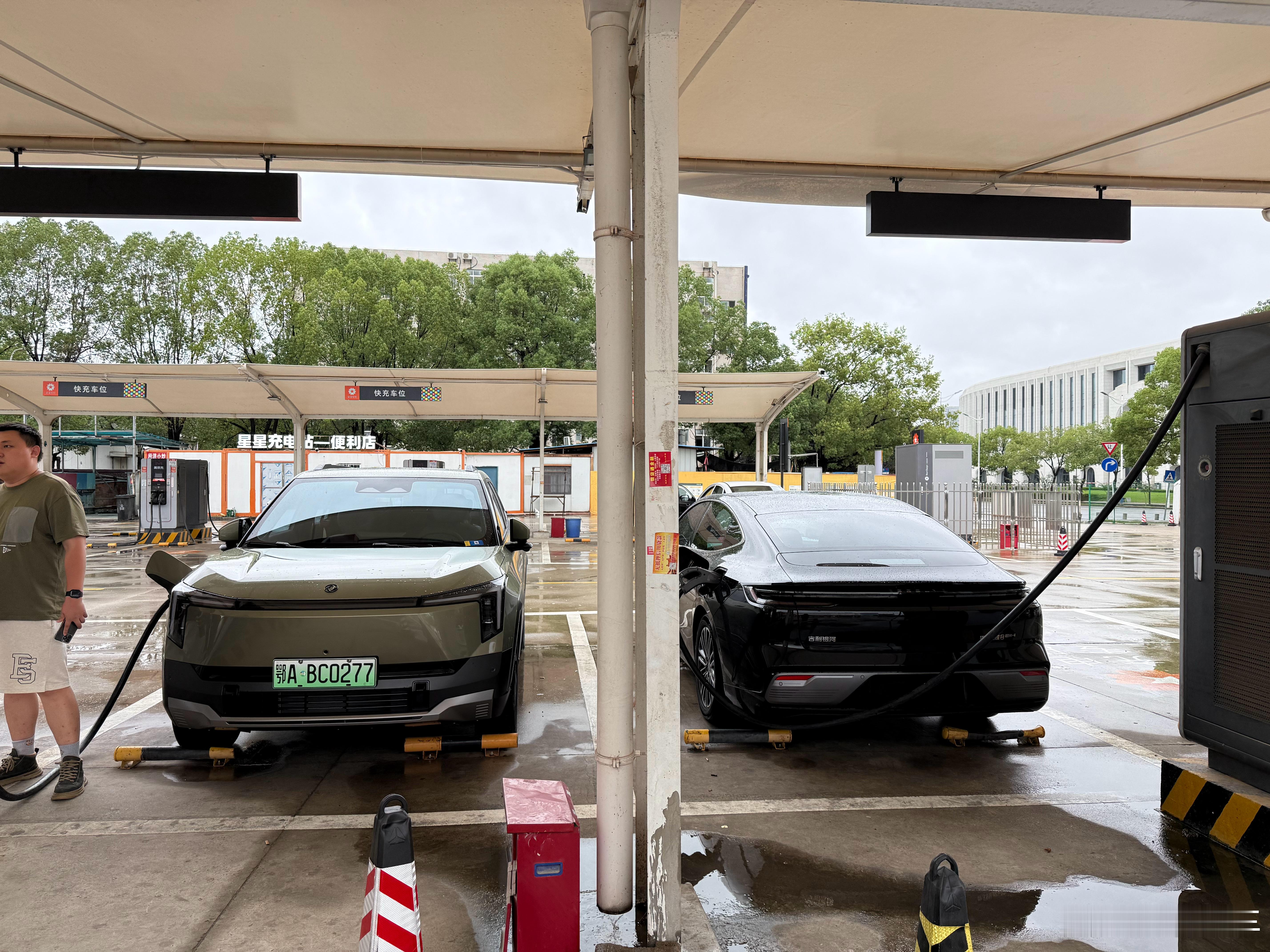 听说纳米06现在每天要生产将近300台车，真是要把生产线干冒烟了啊纳米06东风纳