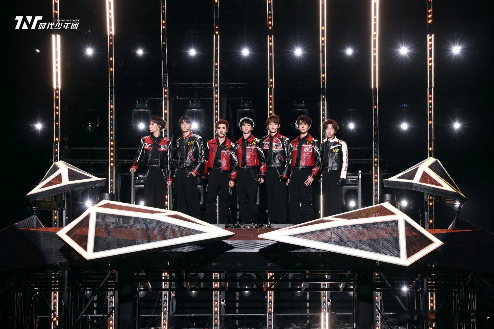 曝时代峰峻要给F1赔15.5亿 时代少年团演唱会LOGO被指撞车F1商标，F1已