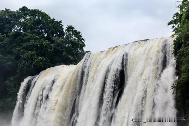 我国最大的瀑布是黄果树瀑布，它在贵州安顺市镇宁布依族苗族自治县的白水河上。
黄果
