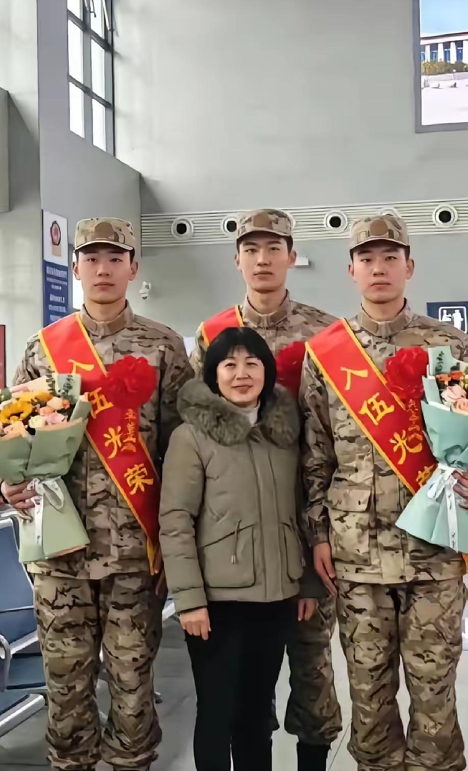 谁看了不红眼眶！车站里这一幕，刷到的人都绷不住了——三胞胎儿子一起穿军装入伍，当