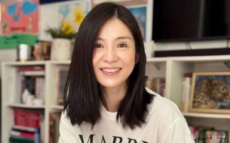 虽然近年都将重心放在家庭，但中国香港艺人杨采妮不得不承认：完全没有注意到孩子“默