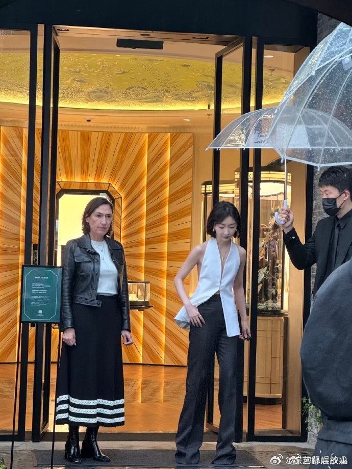 周冬雨上海活动生图 上海活动生图曝光，周冬雨优雅亮相，气质出众，生图和精修没差别