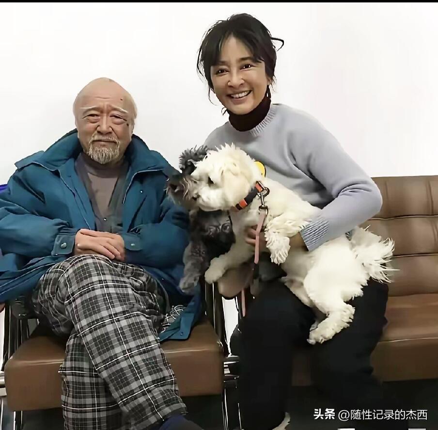 看来李勤勤是有爱心的一个女演员，她比较喜欢狗，经常看到她和狗狗一起的照片，她饰演