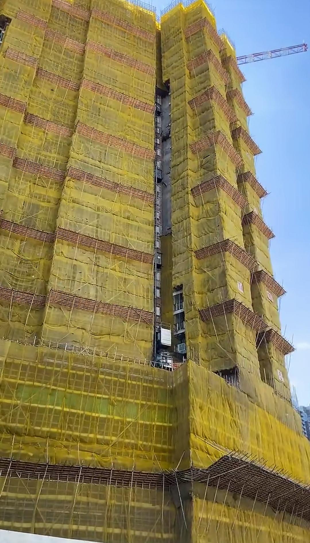 很难想象，就连我们东北县城盖楼的时候，用的都是铁脚手架，而香港的一些楼，修缮时，