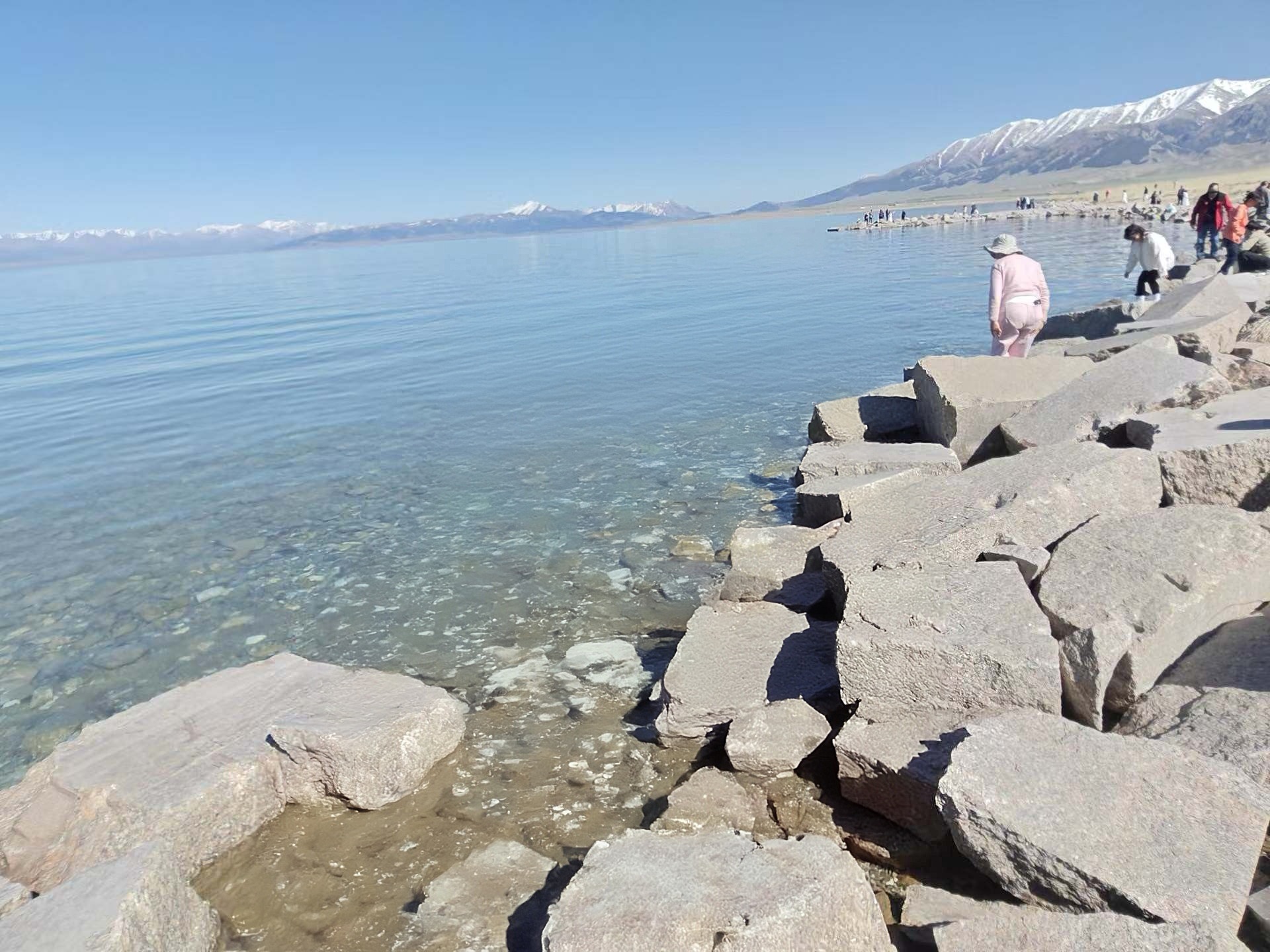 你的诗和远方，可能是别人的日常工作。赛里木湖景色确实漂亮，挺多人向往去这里的。 