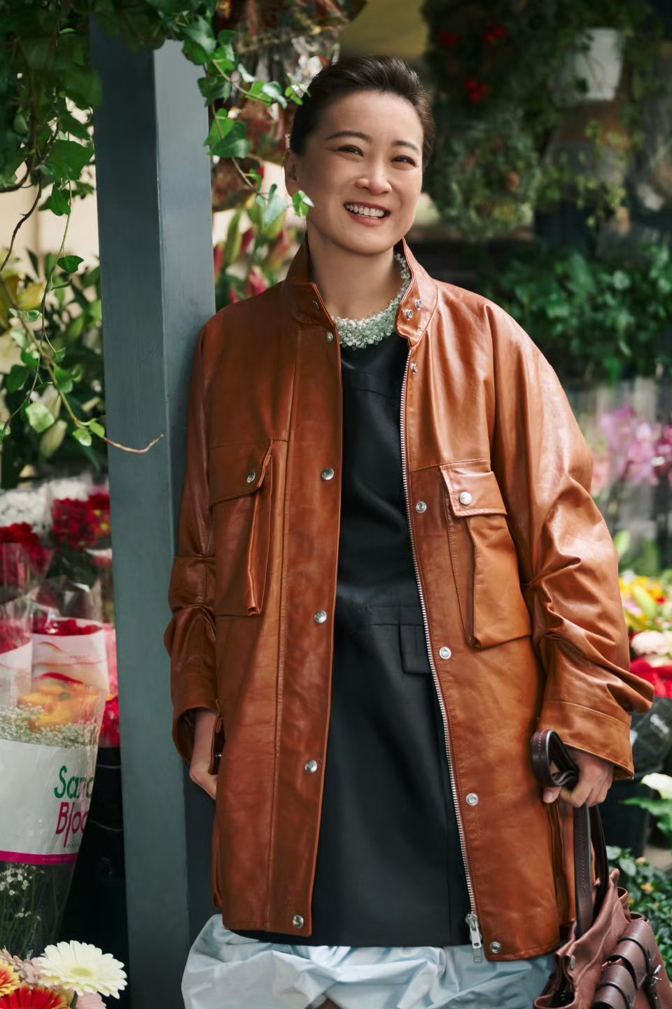 贾玲亮相米兰，与马龙、许光汉同框的画面太有看点。焦糖棕皮革外套配廓形裙装，尖头鞋