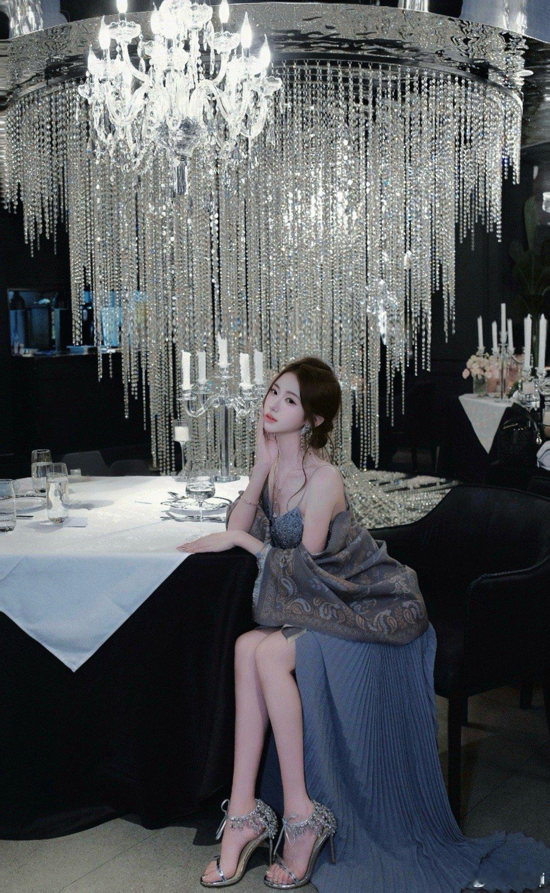 Radiance For Light ·🩶-氲芒落影媚夜中掬一捧璀璨 ​​​