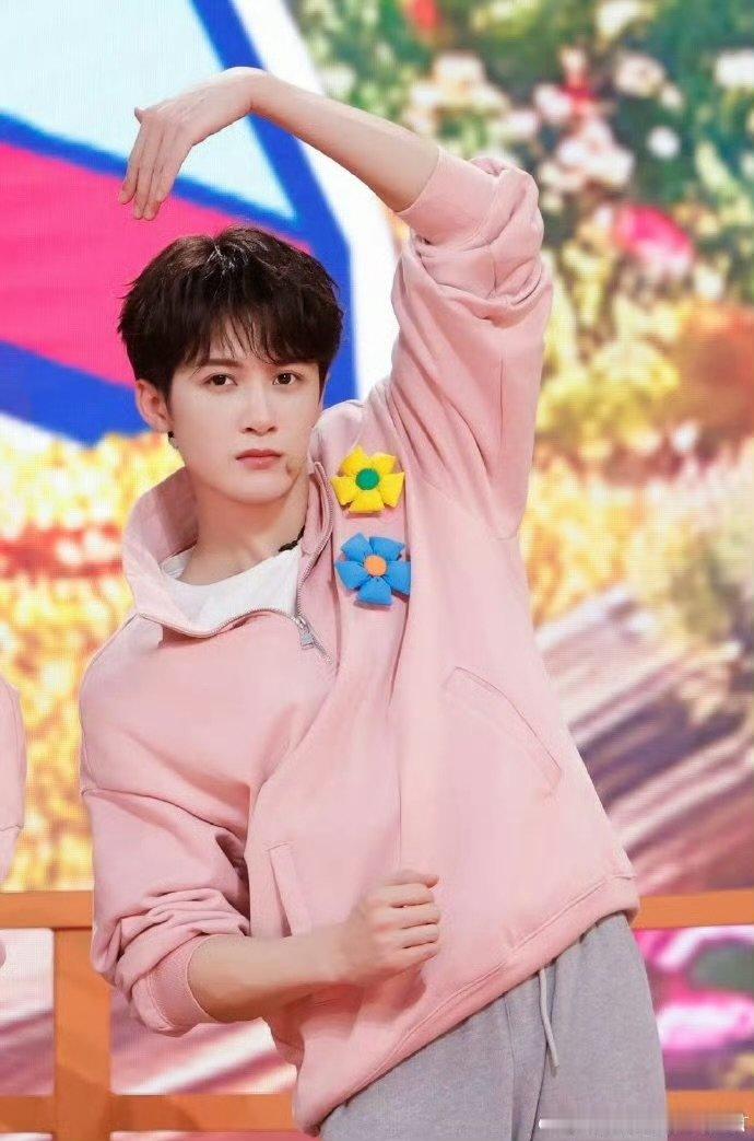 你好星期六全员舞担 檀健次鲨我跳舞的样子太迷人了，完全沉醉其中 