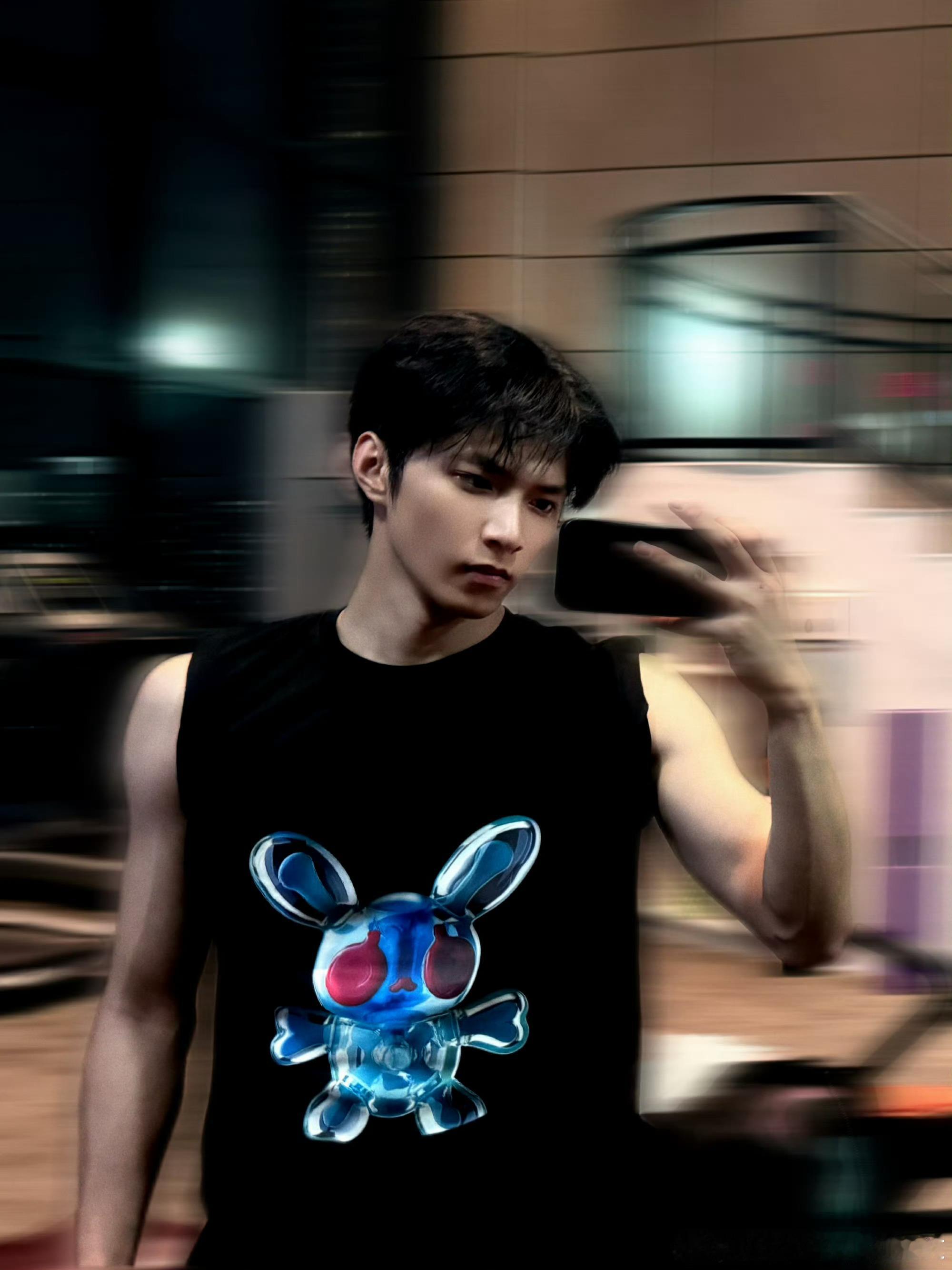 刘耀文晒健身照本人对刘耀文今晚晒无袖健身照的态度belike图2刘耀文无袖健身照