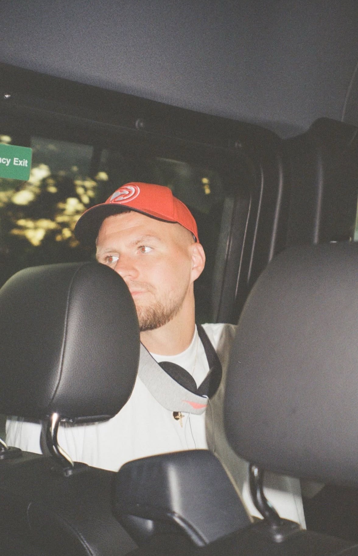 Kristaps Porzingis头戴老鹰Newera度过休赛期chinaha