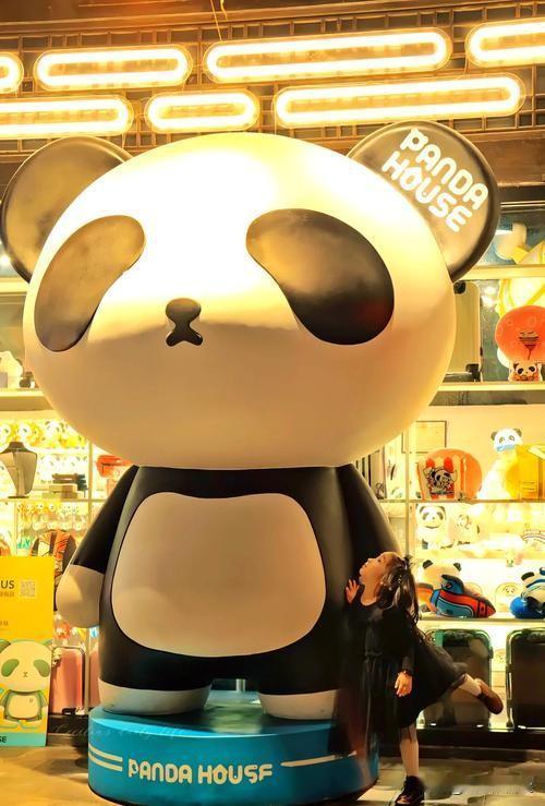 花2000买熊猫摆件，成都店主莫名背上10万索赔！谁在薅小商家羊毛
 
成都小店