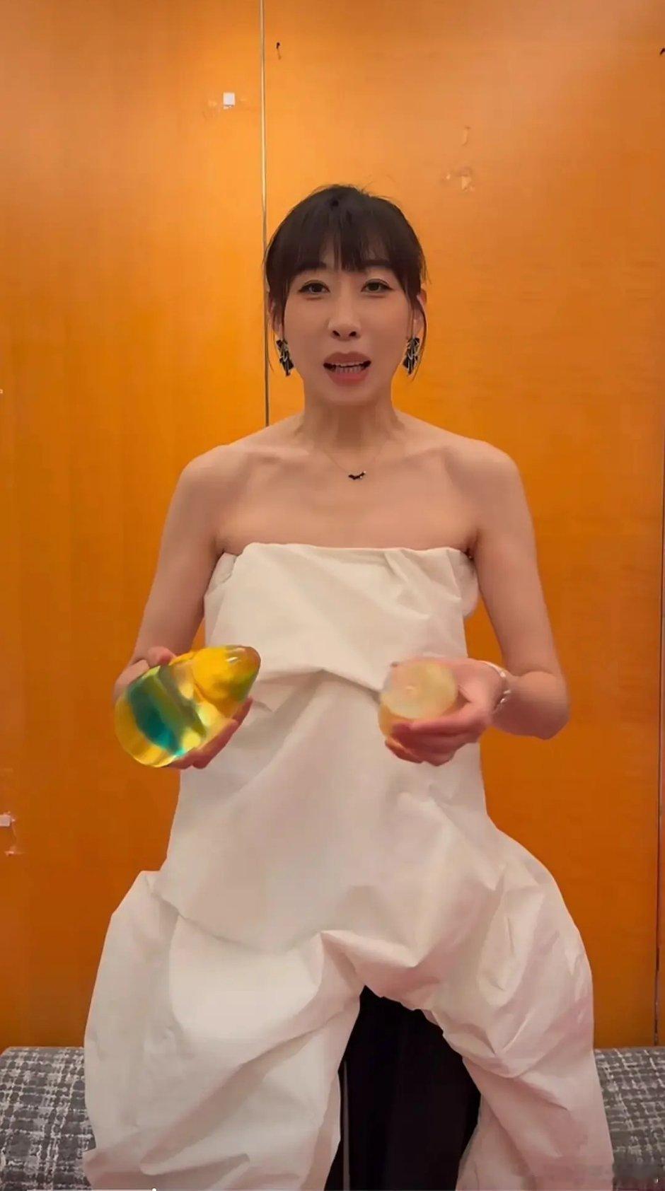 奖杯质量不太好任素汐不小心弄断了 