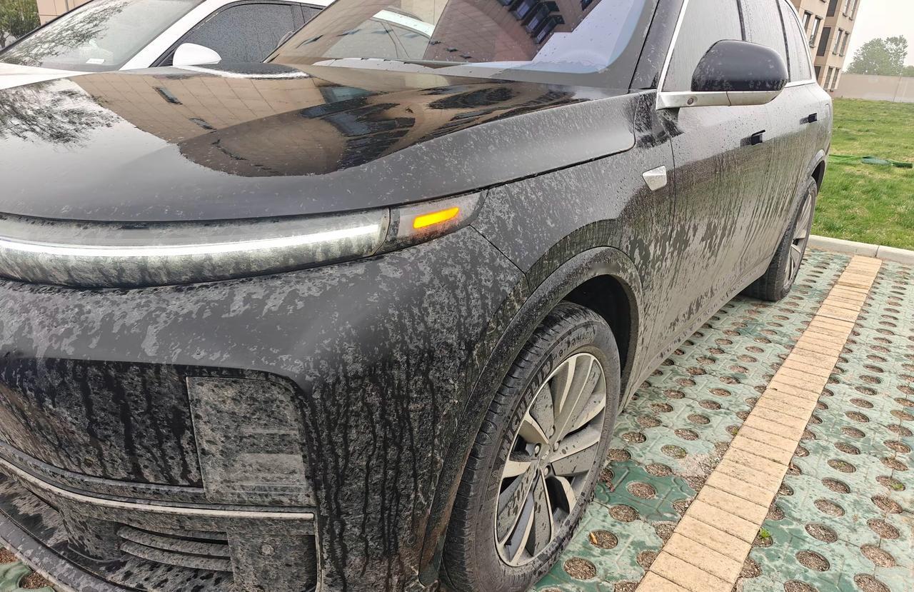 谁说西安没车位可以！
昨天西安的沙尘暴给大家好好上了一课。
我伙计出门也是不看黄