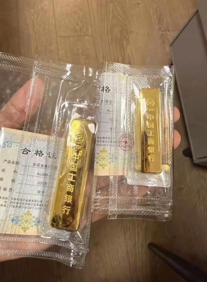 1月31日，
前天没卖黄金的人，
现在估计大腿都要拍断了！今天金价暴跌到现在的1