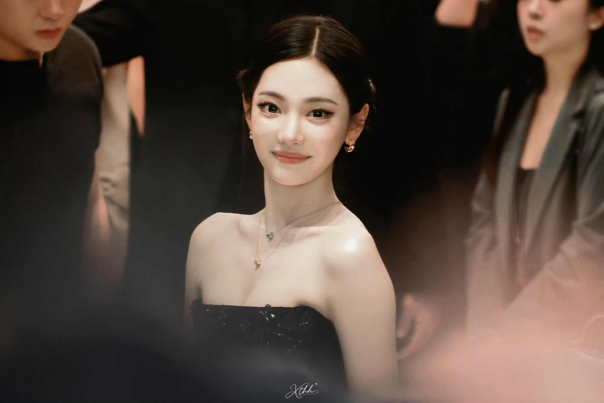 宁宁的肩颈线条配抹胸裙简直是天作之合宁艺卓黑丝绒抹胸长裙宁艺卓深圳宝格丽活动路透