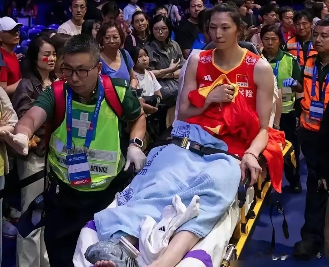 中国女排主攻线陷入无人可用的局面！
昨天中国女排传来了极其不好的消息
主攻手绝对