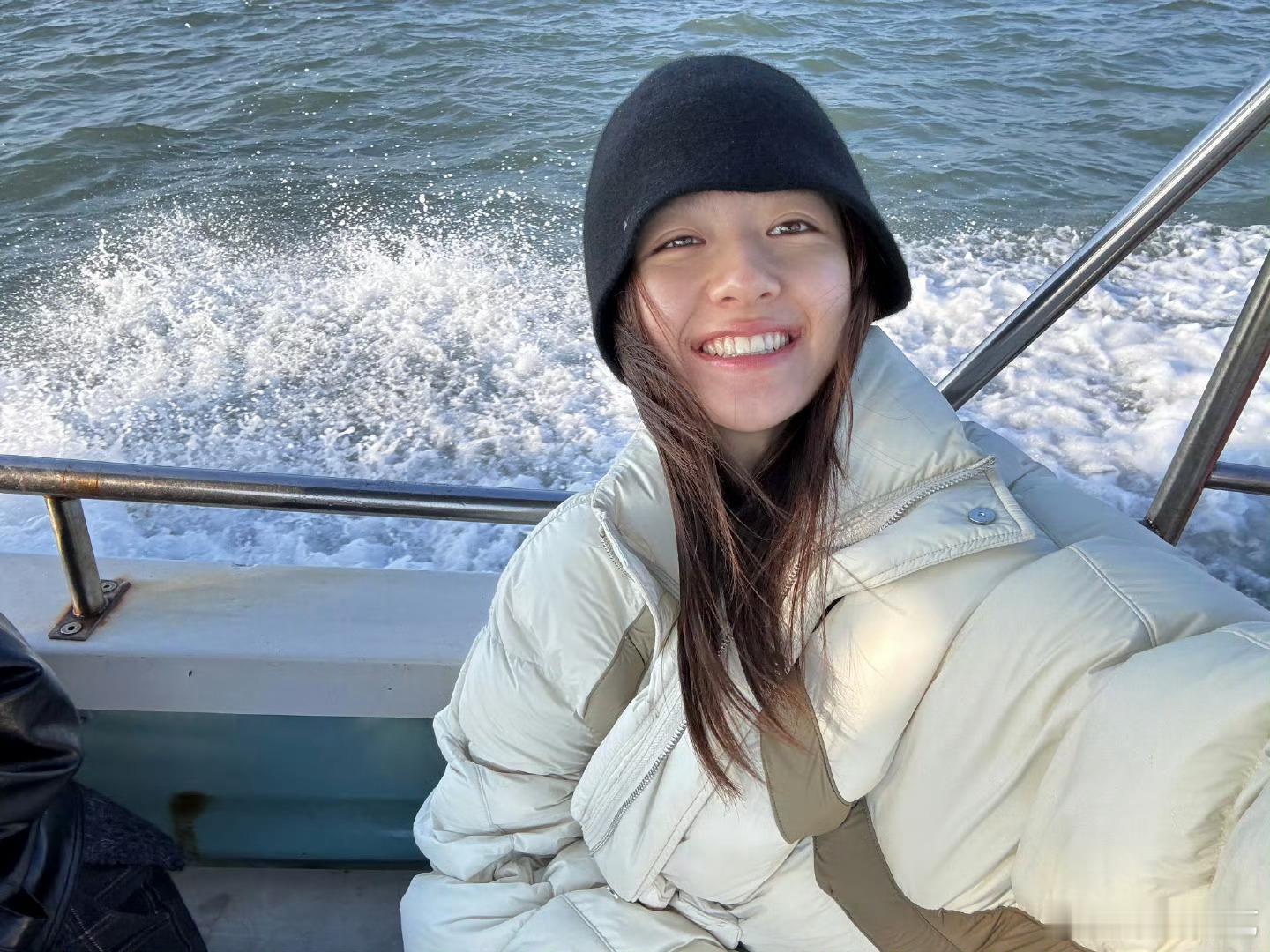 李兰迪皮衣甜酷封神被李兰迪皮衣甜酷封神狠狠拿捏！马年春晚第三次联排皮衣配粉围巾，