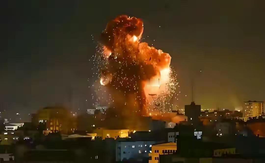 据媒体消息，4月16日乌克兰无人机连续袭击波罗的海沿岸的俄罗斯石油输出港口。
正