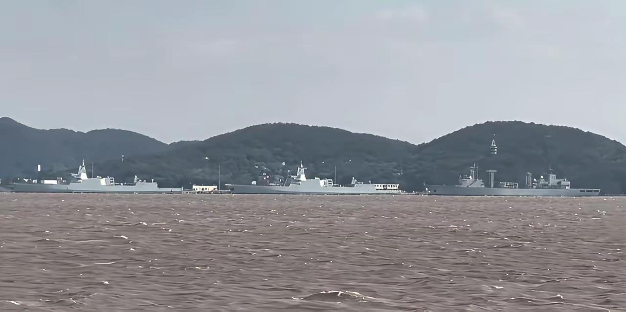 东海舰队终于要迎接055万吨大驱了，直接两艘，已经停靠某海军舰队基地，等刷上舷号