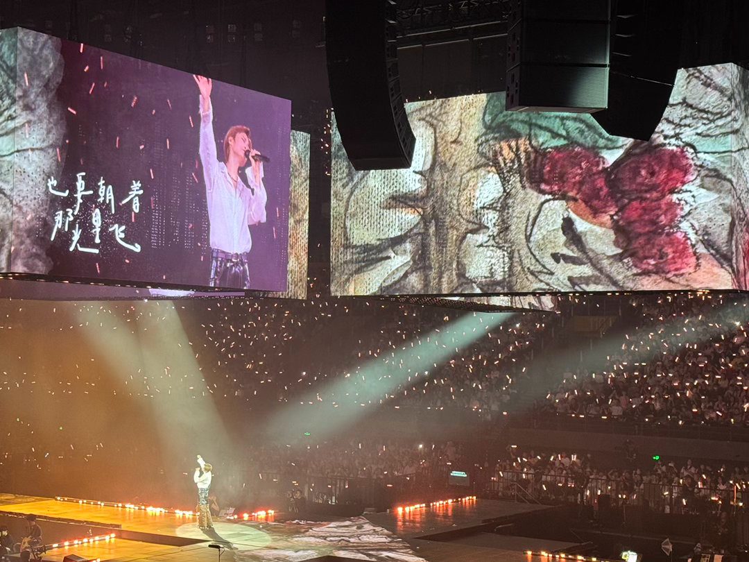 李宇春演唱会背景是张子枫的画 李宇春对舞台细节的把控一直很到位。首唱《Hey你没