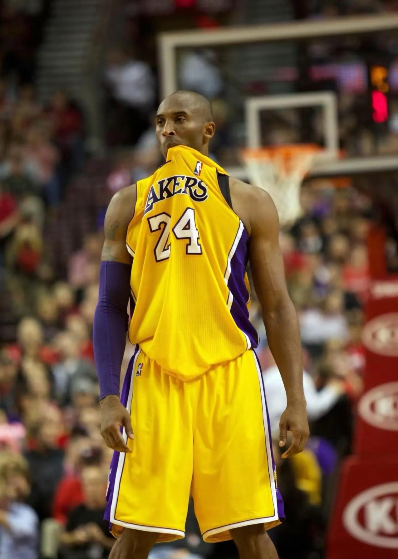 愿你被这个世界温柔以待，即使生命总以刻薄荒芜相欺。愿你好好地爱这个世界，即使流年