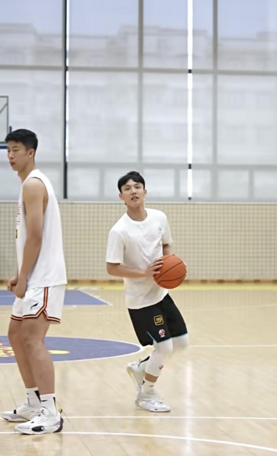 广东宏远男篮官方刚刚放出了球队最新一期夏季训练视频。画面中，徐杰、张皓嘉、张文逸