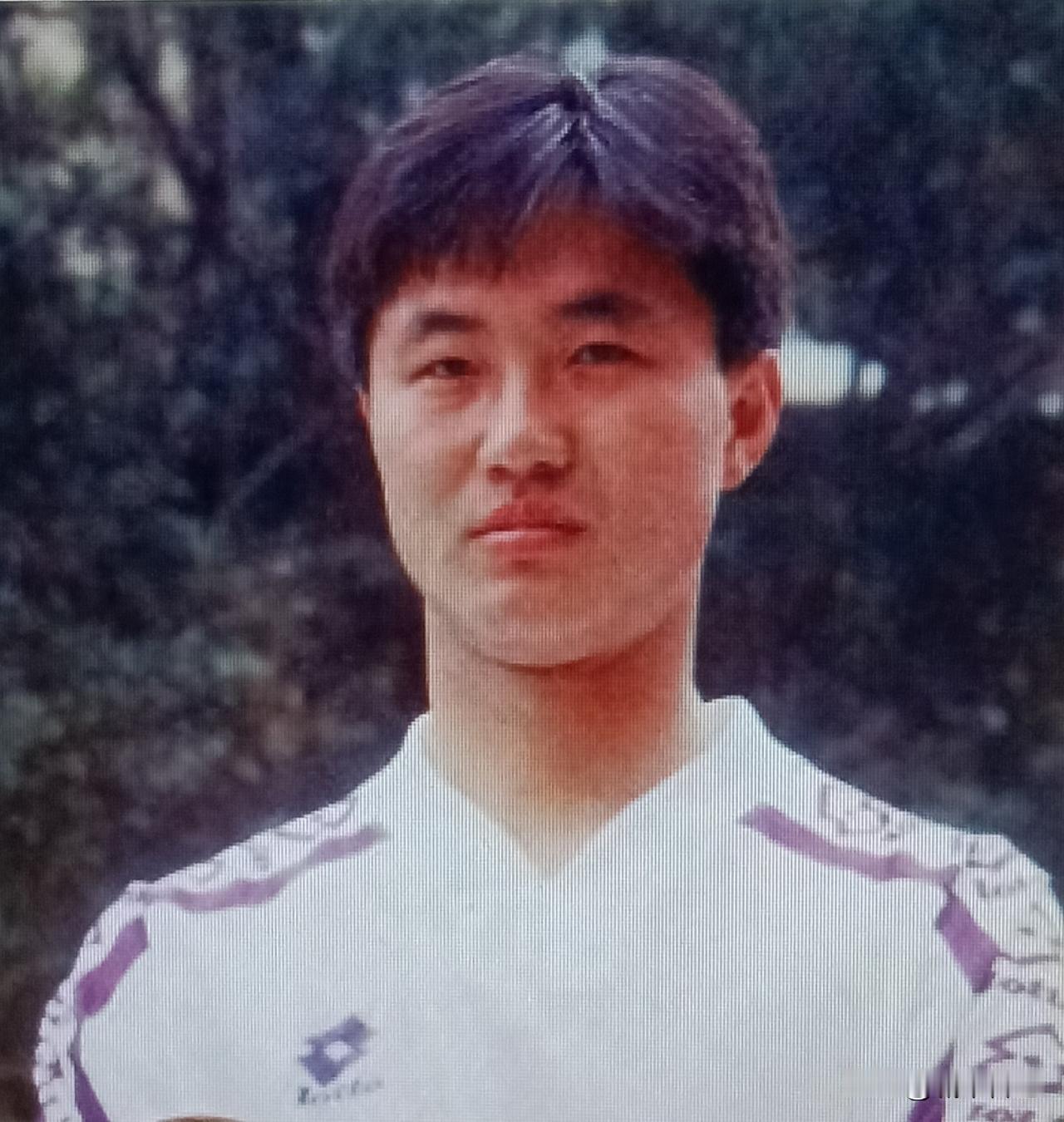 还能认出这位延边现代队的著名朝鲜族球员么？17号球衣是他的标志，也是职业化联赛中