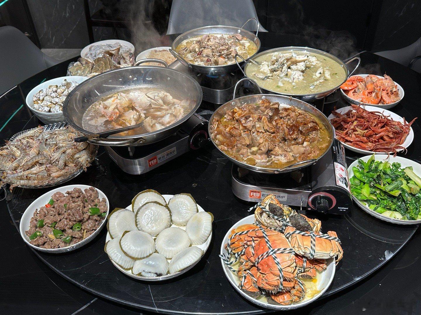 吃年夜饭咯，来一张我妹现在的背影吧，大家新年好！ ​​​